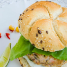 Burgeri de somon cu salsa picanta