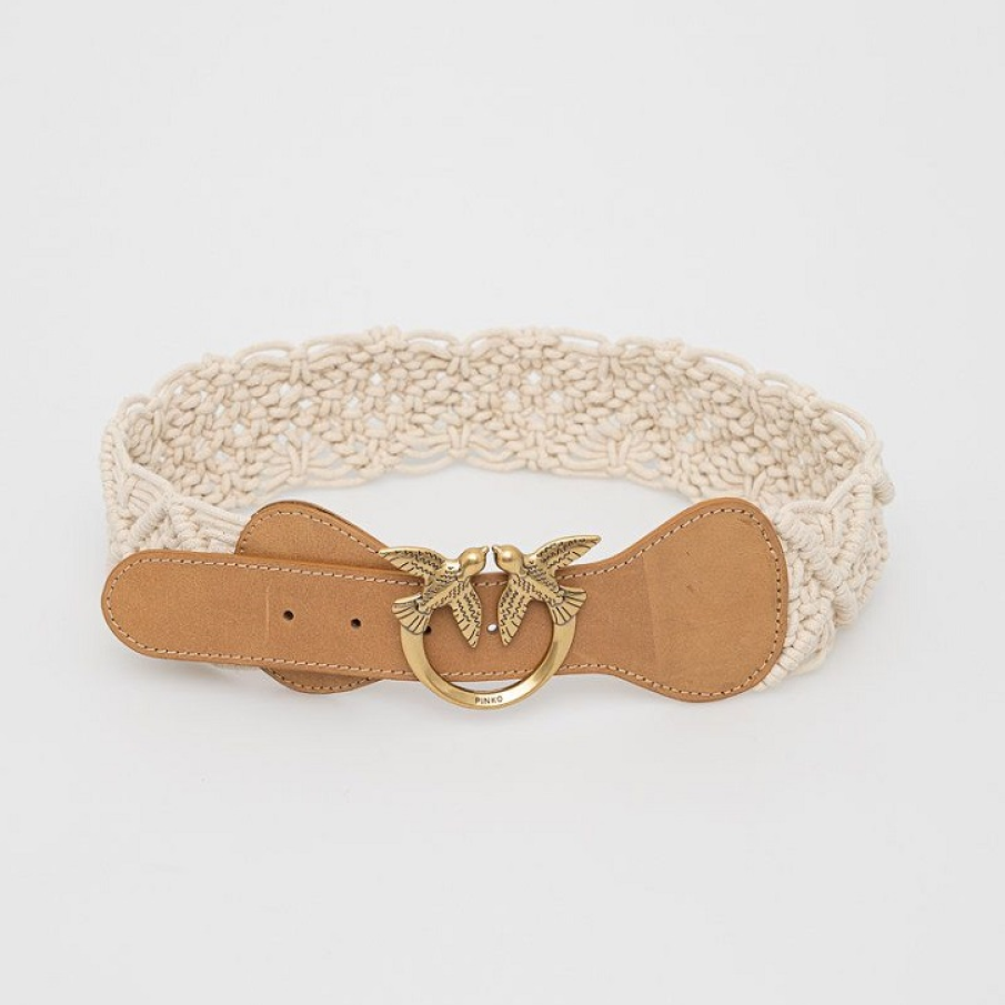 Curea bej Pinko din material textil împletit (realizat din bumbac) combinat cu o parte de piele naturală maro. Catarama este decorativă, cu doi porumbei de metal care o completează.