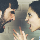 Mahatma Gandhi: De ce tipa oamenii unii la altii 