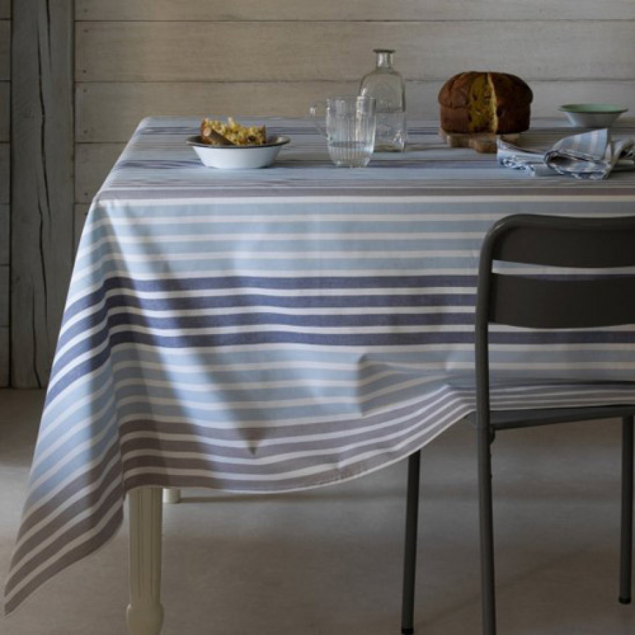 Fata de masa cu dungi