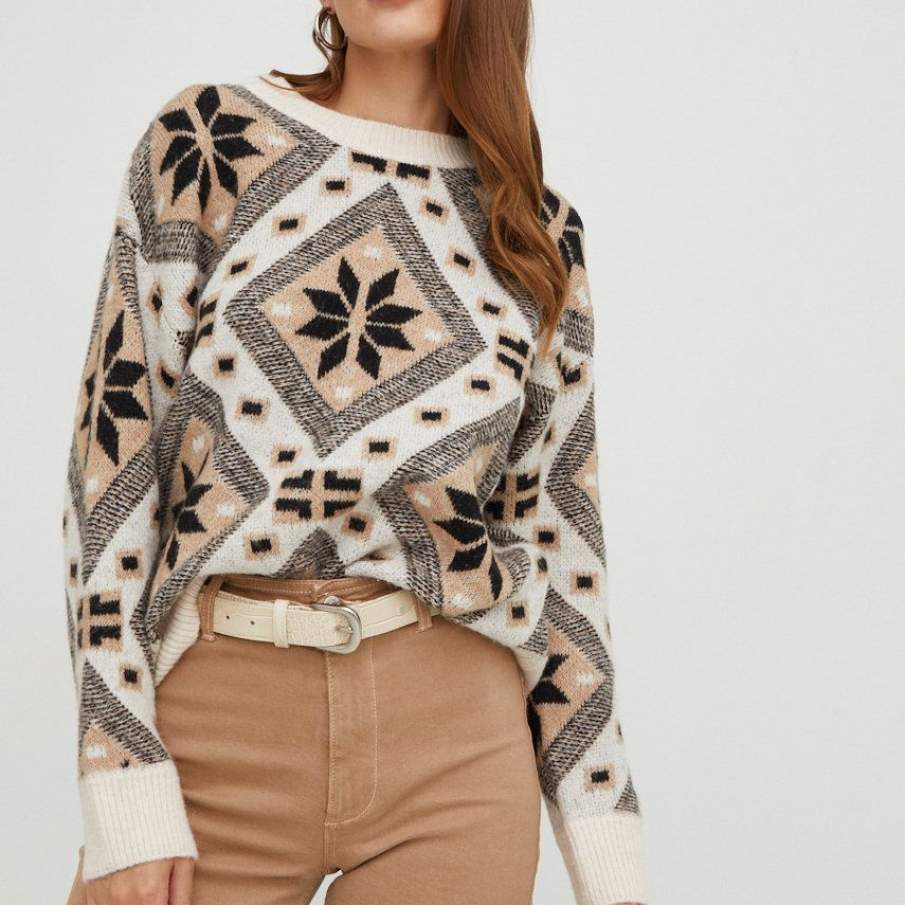 Pulover cu 11% lână, decorat cu motive geometrice de iarnă, în nuanțe călduroase. Are linia umerilor lăsată