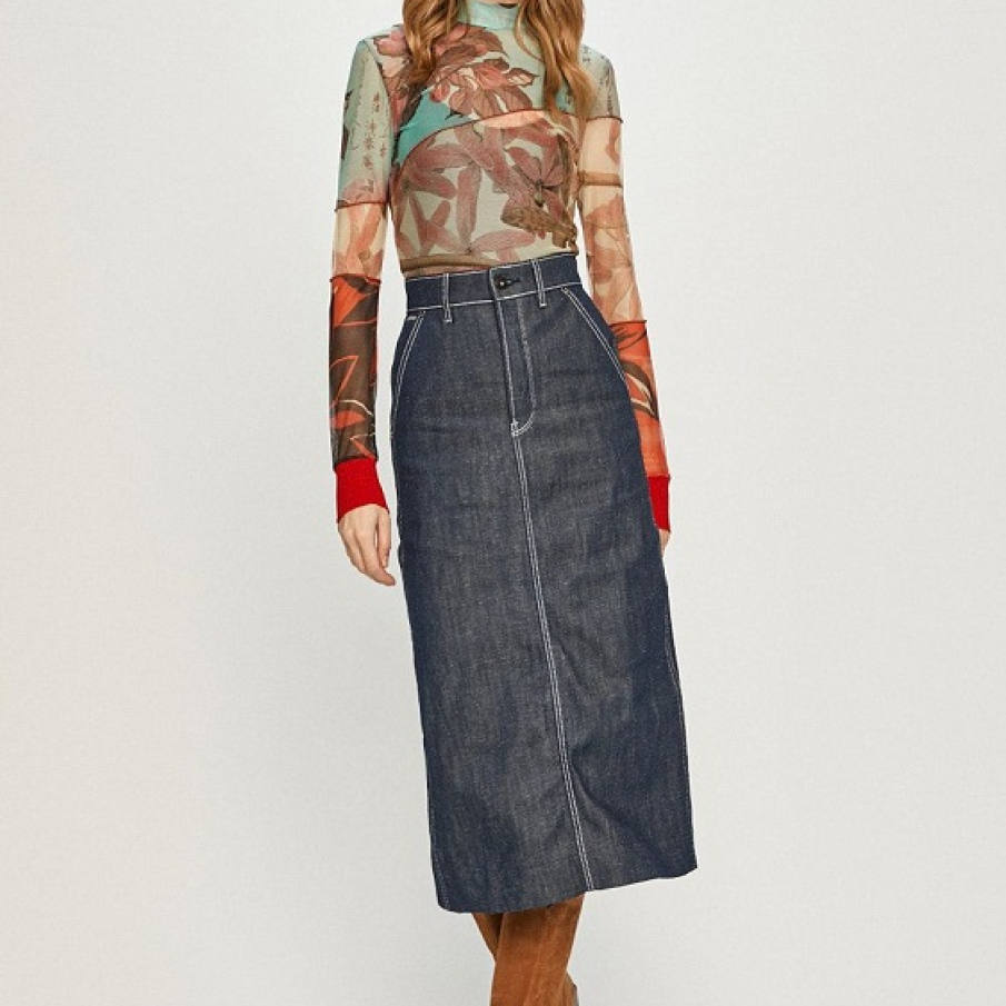 Fustă midi din denim, cu talie înălțată. Acest model elegant este perfect pentru a fi purtat cu o pereche de cizme sau botine cu toc. 