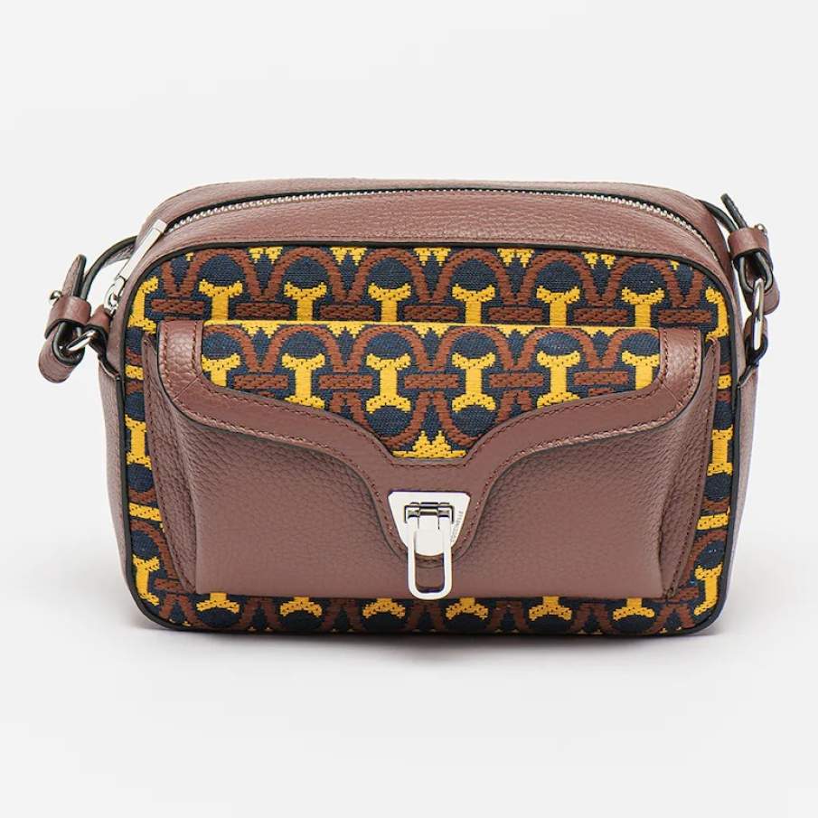 Geantă tip crossbody cu model grafic în care nuanța de maro cognac se combină armonios cu galbenul muștar și cu bleumarinul 