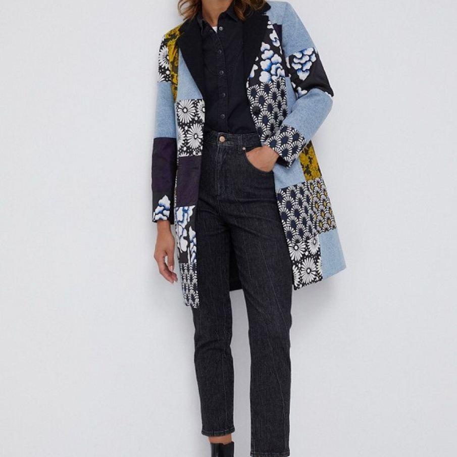 Palton Desigual mix &match cu guler tip sacou și pătrate alăturate de imprimeuri diferite. 