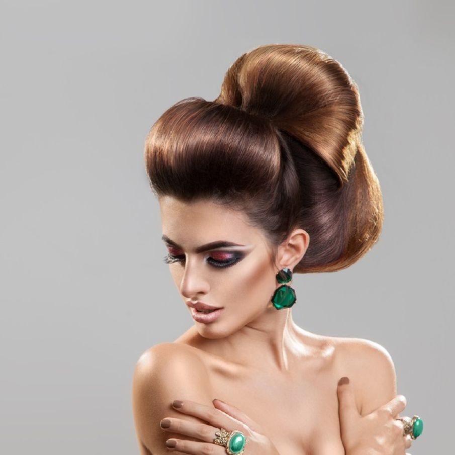 Amplitudini impresionate si linii simple, dar cu volum, in par 