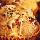 Micul dejun al campionilor: Briose cu bacon si branza