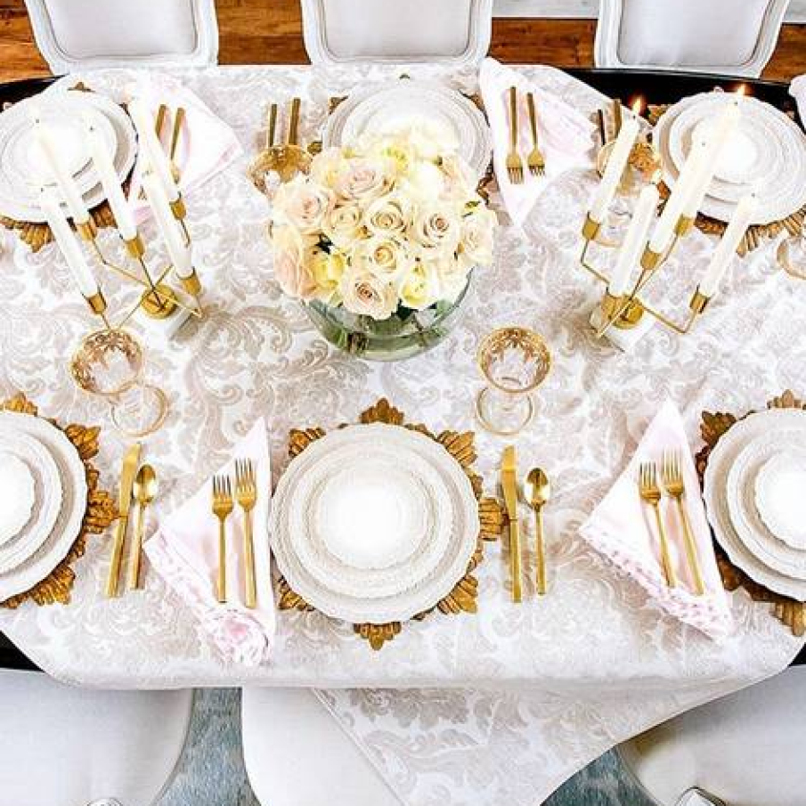 Masa in stil romantic opulent: auriul patroneaza si ofera eleganta