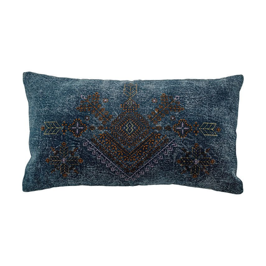 Pernă decorativă albastră de inspirație orientală având dimensiunile de 60 x 35 cm. Materialul de bază este bumbacul, iar umplutura este din poliester.