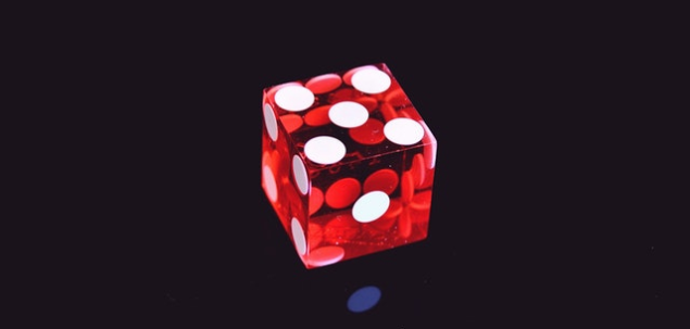 Cine a introdus expresia: „Zarurile au fost aruncate”?