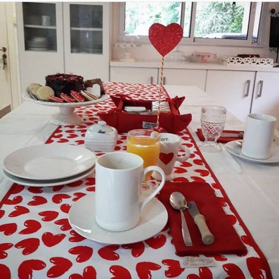 Daca iubiti inimioarele, fata de masa cu un astfel de imprimeu este un MUST