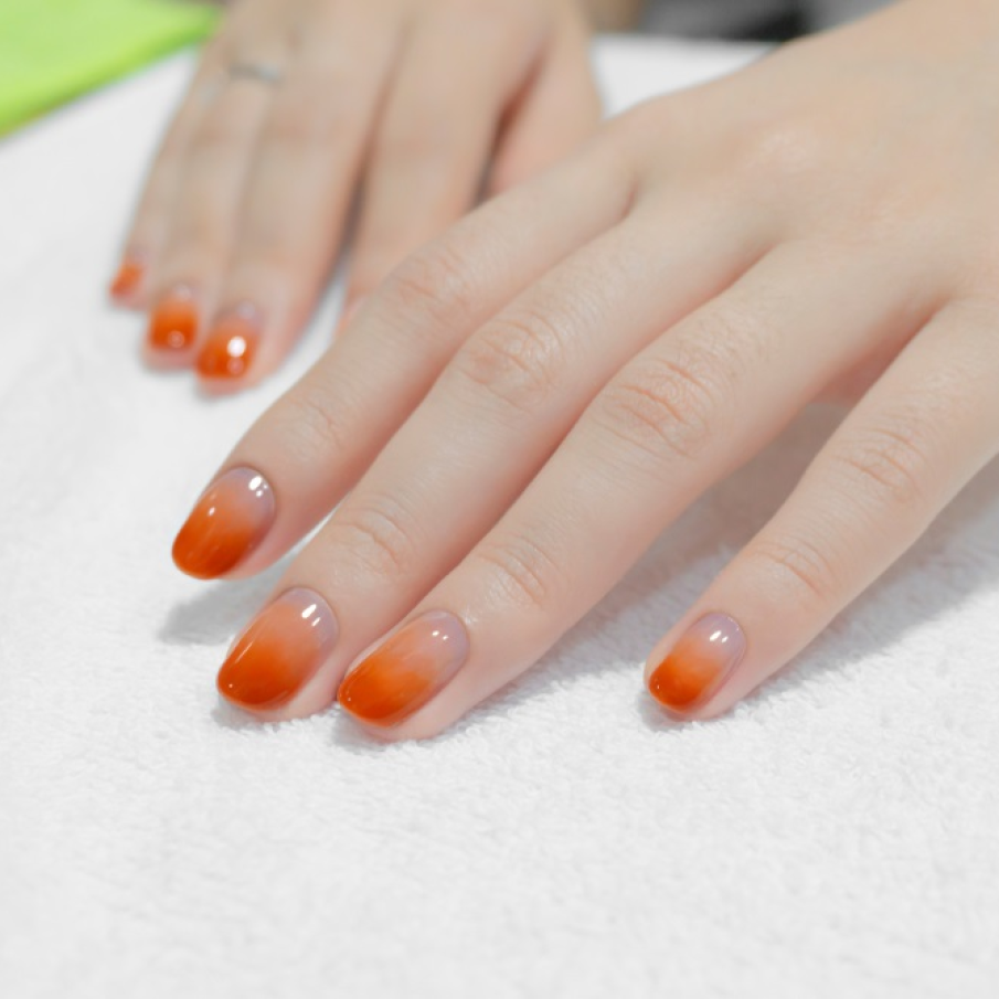 Manichiură în stil ombre cu gel și ojă în nuanță de maro cărămiziu 