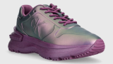 Sneakers din piele în stil chunky, masiv, cu reflexe violet metalic, de la Calvin Klein Jeans. Au partea superioară  neporoasă, ușor de curățat cu o cârpă umedă