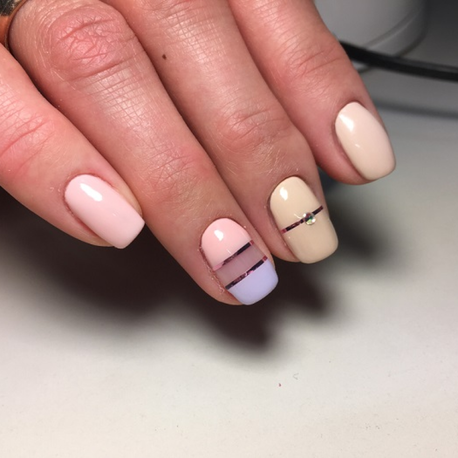 Manichiură minimalistă pastelată cu un spațiu negativ unic și un singur stras aplicat 