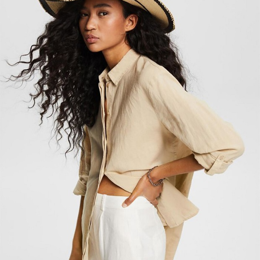 Pălărie fancy în bej și negru, cu dungi și bor lat. Este modernă și în același timp te protejează împotriva razelor ultraviolete. 