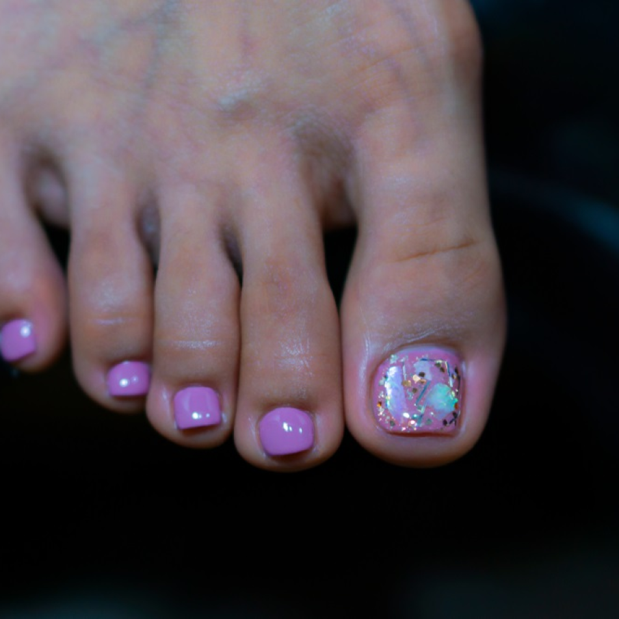 Pedichiură lila perfectă pentru primăvară cu unghia mare decorată cu foițe de glitter 