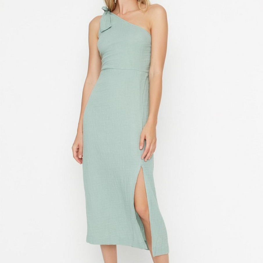Rochie midi din bumbac, pe un singur umăr, în nuanță de verde sparanghel și cu șliț frontal.