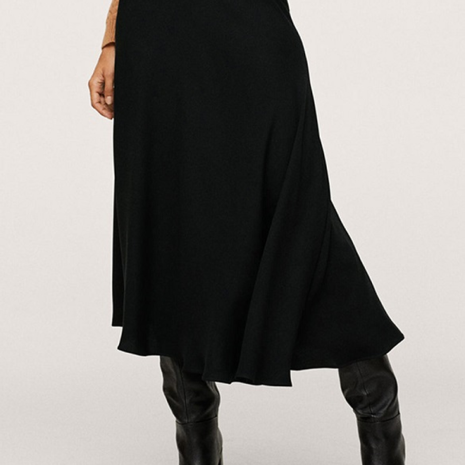 Fustă Mango cu terminație asimetrică, elegantă și confortabilă, perfectă pentru a fi purtată cu cizme cu toc și un pulovăraș simpatic, atunci când vremea este un pic mai răcoroasă. 