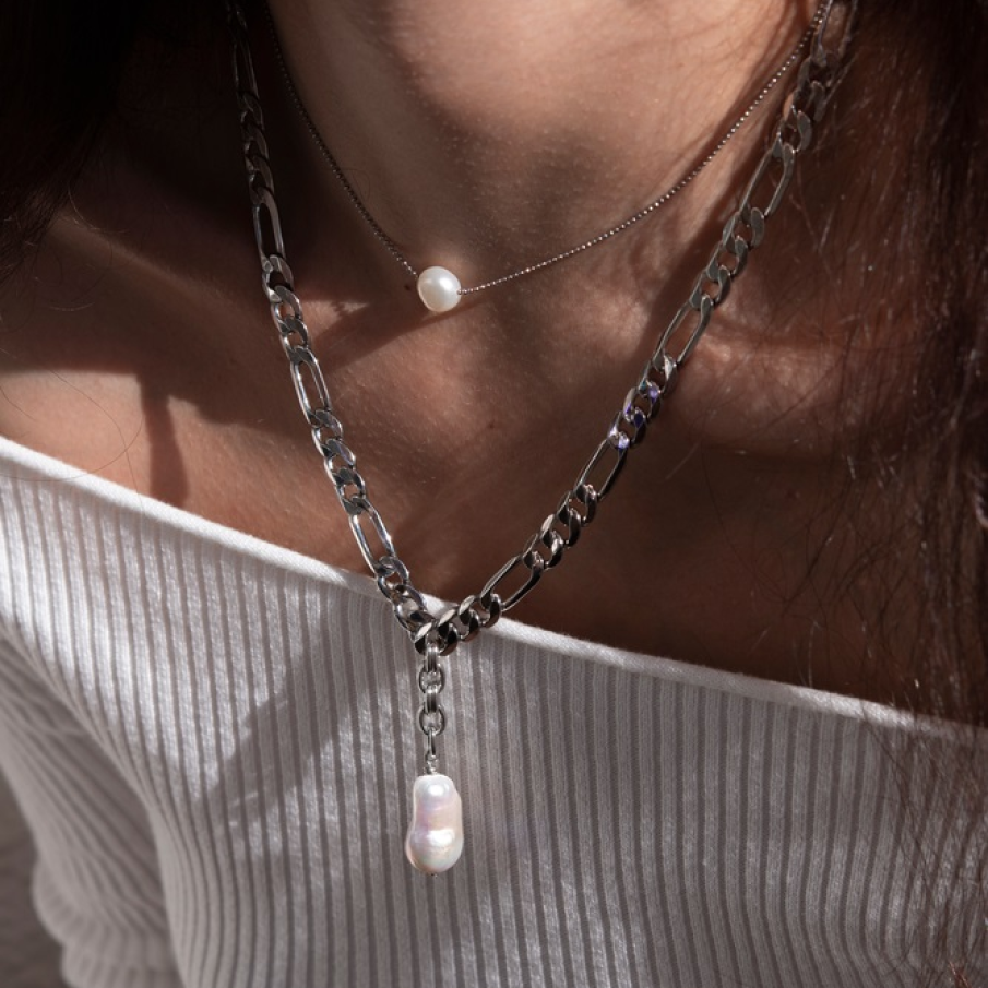 Cine spune că zalele și perlele nu fac cea mai bună echipă atunci când sunt combinate cu stil? Colier din zale în format Y, cu un pandativ în formă de perla prelungită 