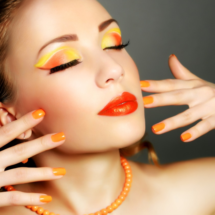 Un machiaj cu adevărat solar, combinând armonios nuanțe de oranj și galben cu alb