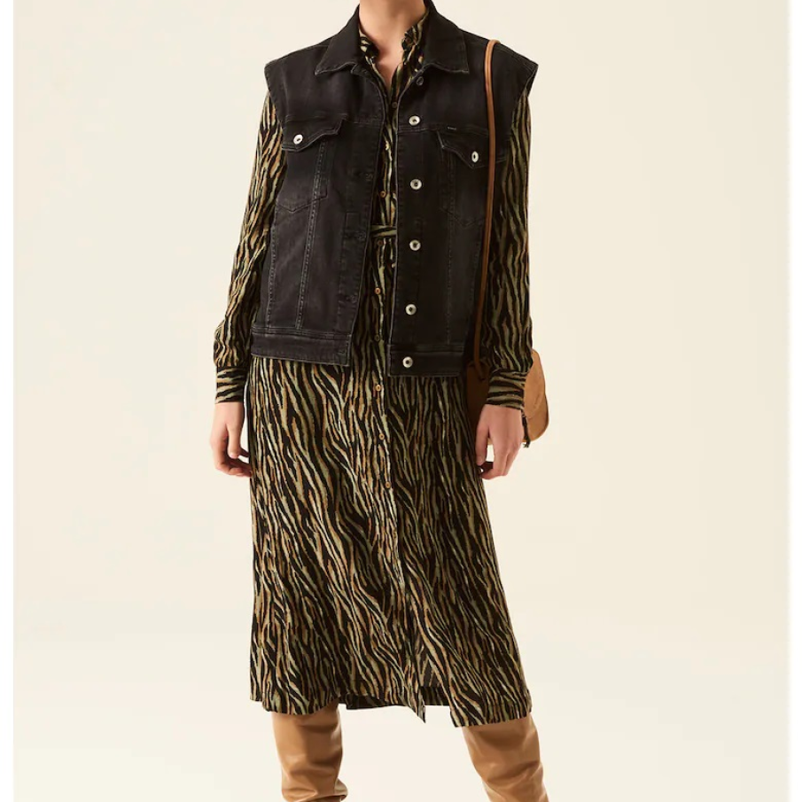 Vestă din denim gri închis cu aspect decolorat, buzunare în zona pieptului și guler stil cămașă