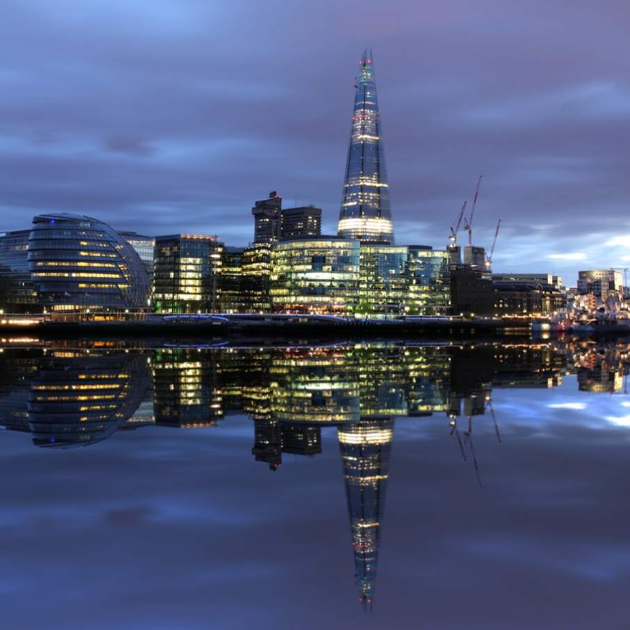 Priveliște panoramică a Londrei și a primăriei din Londra văzută în oglinda apei noaptea 