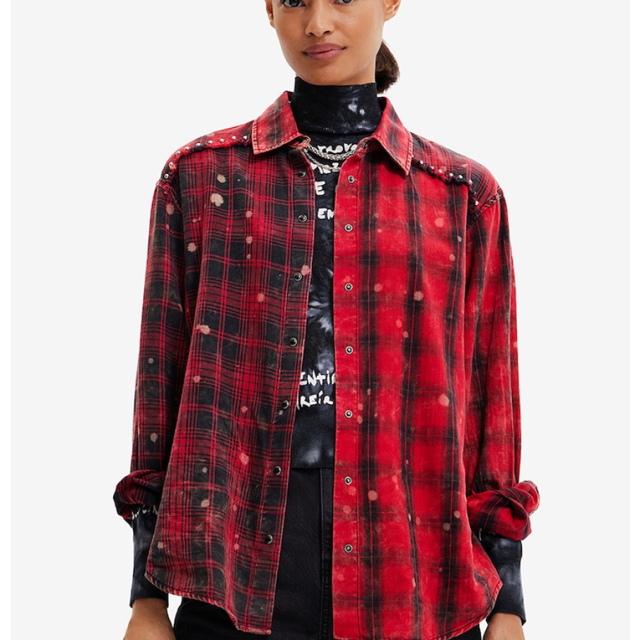 O cămașă superbă de la Desigual în care predomină roșul și negru ca și combinație cromatică. Este decorată cu capse, iar modelul este tartan