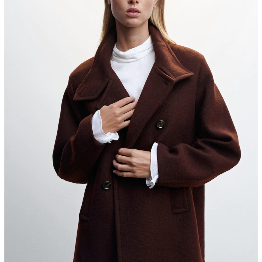 Palton scurt vișiniu de la Mango, din amestec de lână, cu aspect ușor supradimensionat și o notă de eleganță