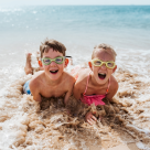 Nu ai ajuns în această vară la mare cu cei mici? Iată de ce sfârșitul lunii august este momentul ideal