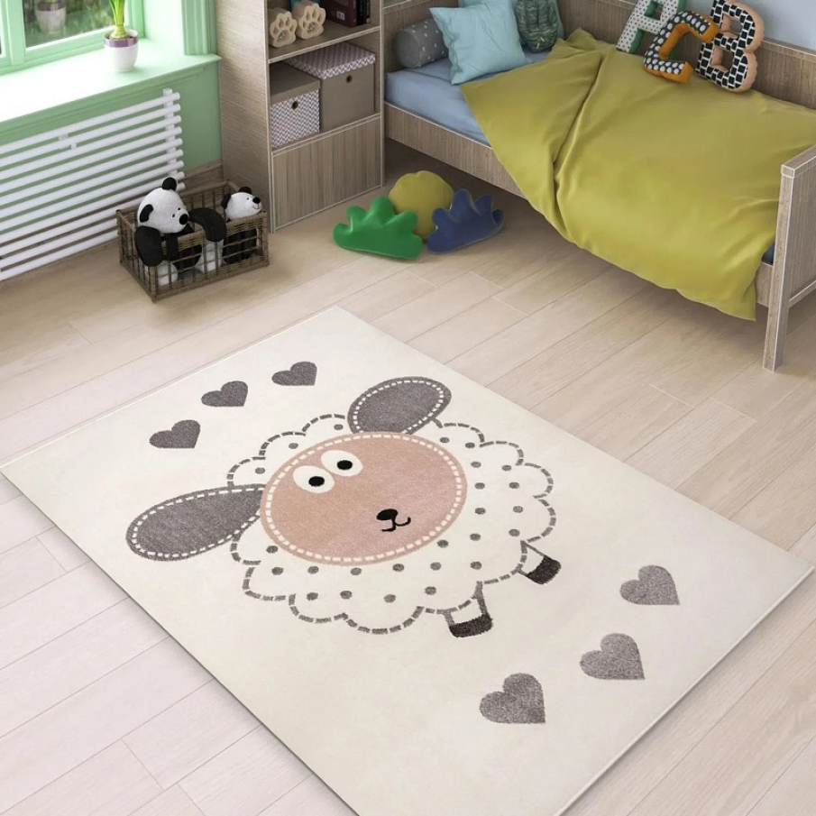 Covor Delta Carpet pentru copii cu imprimeu oiță, în nuanțe pastelate, dulci. Rezistent la încălzire în pardoseală.