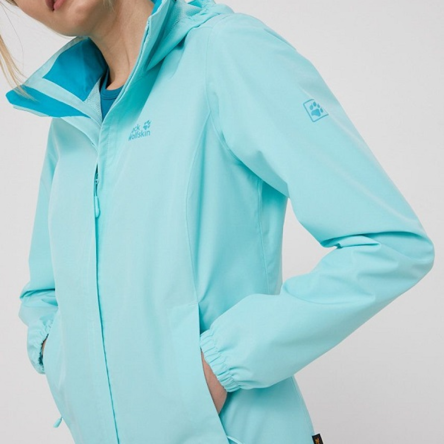Geacă subțire pentru outdoor din colecția Jack Wolfskin. Finisajul hidrofug al țesăturii este non-toxic, ecologic și rezistent la apă.