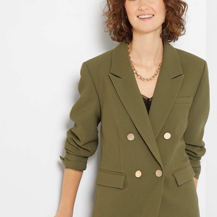 Sacou Kiabi într-o superbă nuanță de verde kaki, tip regular fit, cu două rânduri de nasturi și buzunare false.