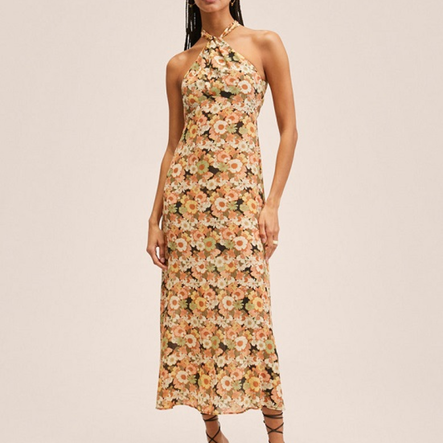 Rochie Mango cu decolteu halter și imprimeu cu flori Palace. Ca și culori, predomină nuanța de roz somon și piersică. 