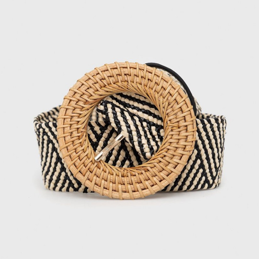 Curea alb negru din colecția Medicine, cu aspect împletit și cataramă de culoarea lemnului.