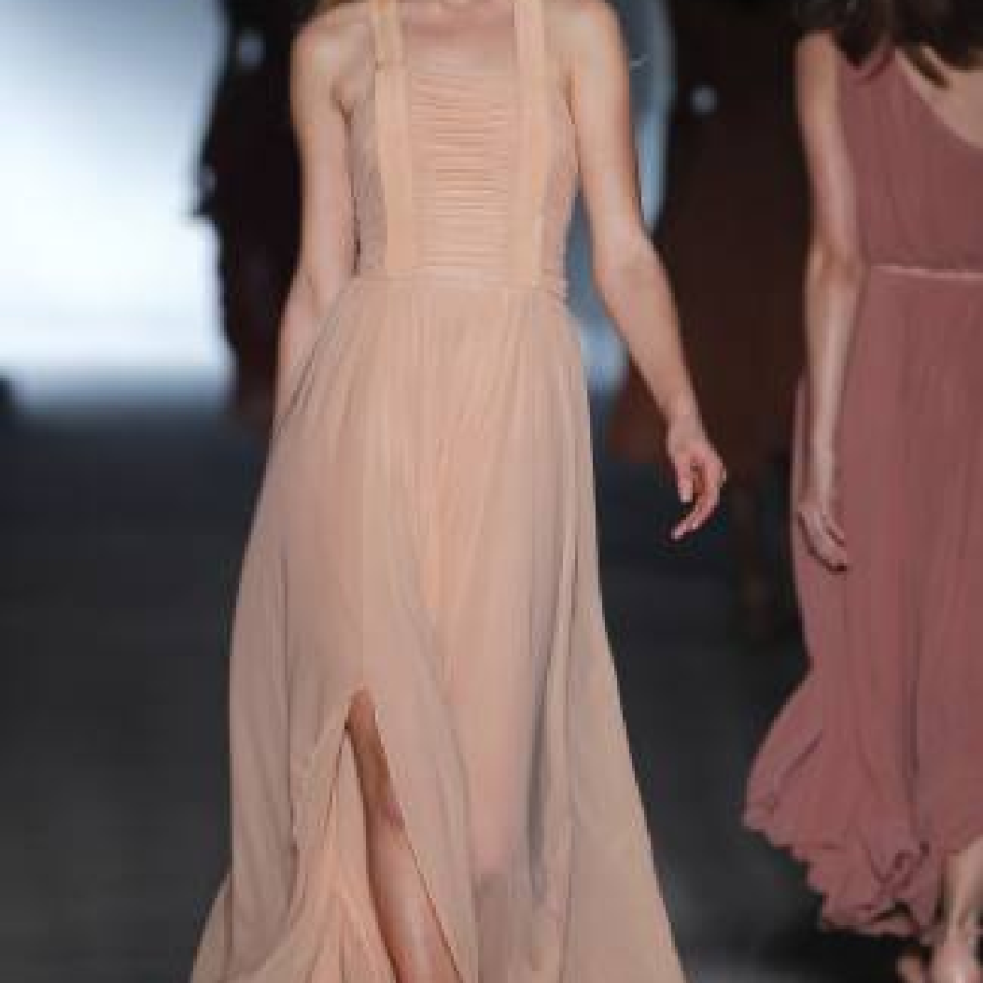 Rochia maxi crapata si materiale transparente, diafane