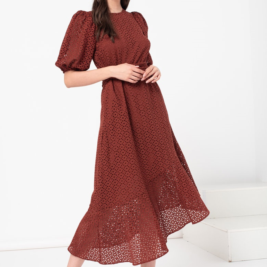 Rochie Ted Baker cu volan maxi, având un superb design perforat 