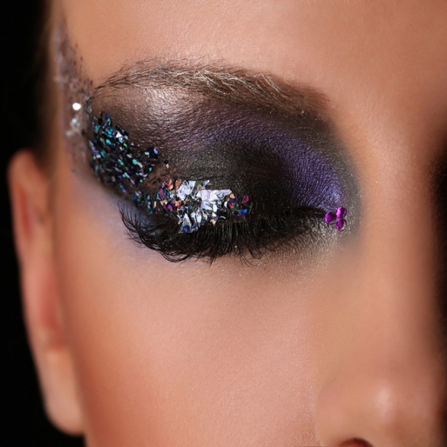 Un machiaj absolut superb, cu ștrasuri de diverse culori și forme, creând acel efect spectaculos de 