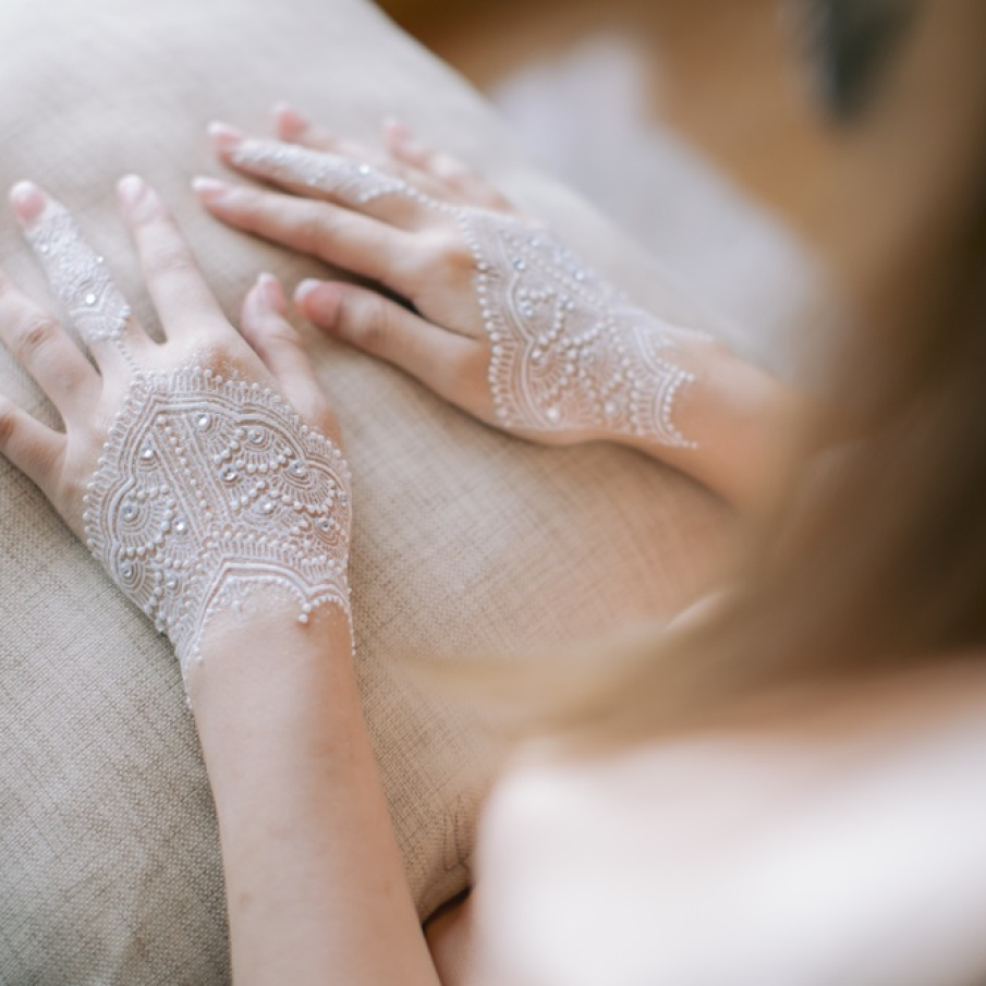 Desen henna pentru mirese, cu strasuri decorative 