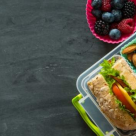 Cutii de prânz pentru copii la școală: gustările preferate în recipiente vesele