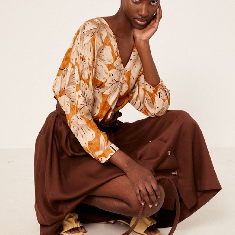 Bluza asimetrică cu model floral, cu mânecă trei sferturi și decolteu în V. Se potrivește de minune unei fuste într-o nuanță de maro ciocolatiu