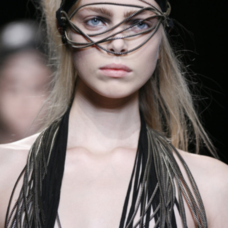 Reinterpretarea sprancenelor din anii '40