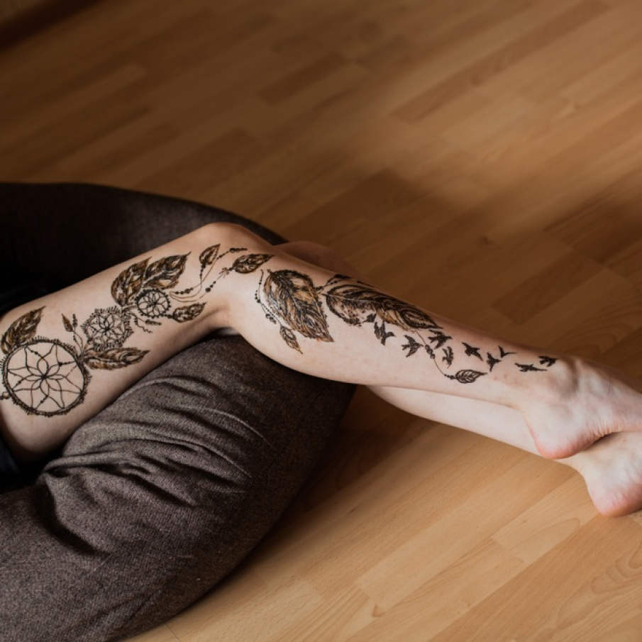 Model decorativ de henna in stil rusesc, desenand pe piele un prinzator de vise si pene 