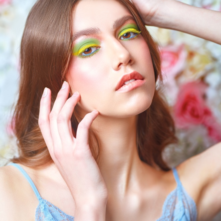 Sunt permise mai multe culori pe pleoape în acest sezon atâta timp cât nuanța de galben este cea care domină câștigător paleta de culori