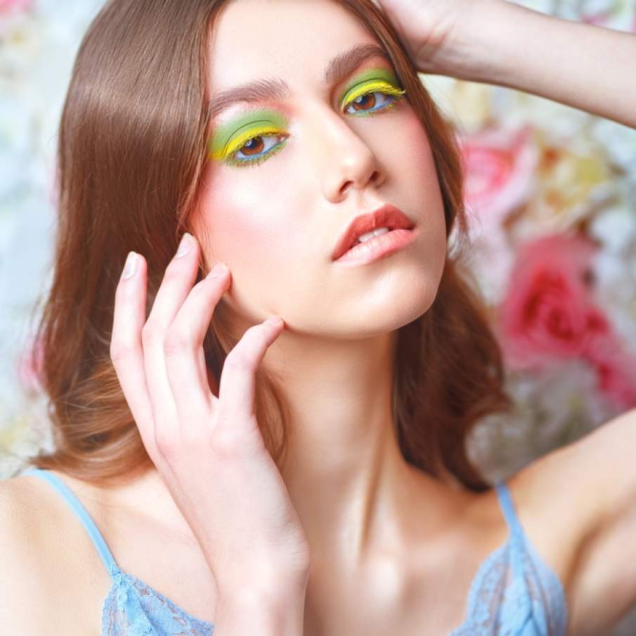 Sunt permise mai multe culori pe pleoape în acest sezon atâta timp cât nuanța de galben este cea care domină câștigător paleta de culori