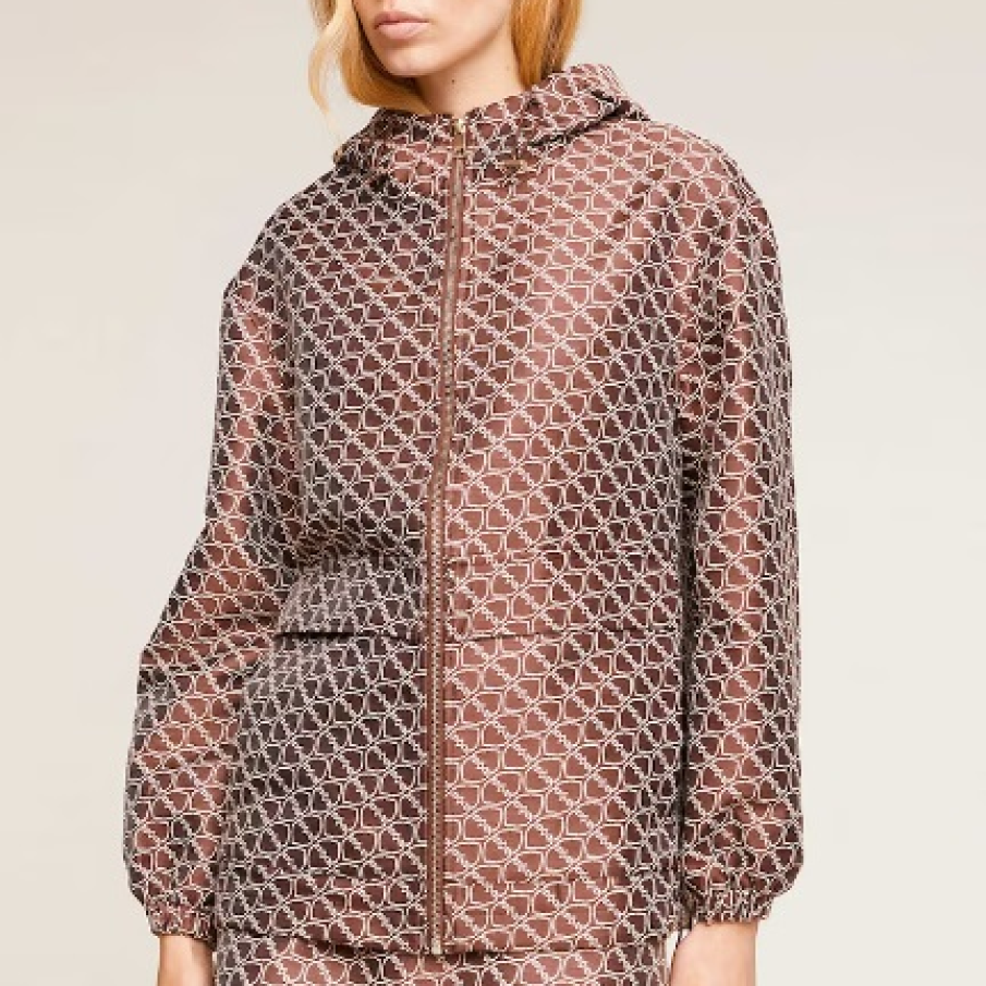 Jachetă Motivi cu imprimeu grafic alb pe fundal maro, cu glugă și buzunare laterale. Dispune de închidere cu fermoar