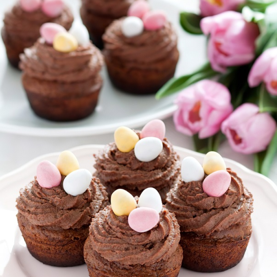 Cupcakes cu cremă de ciocolată, decorate cu ouă din zahăr colorat