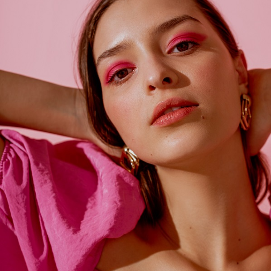 Nuanțe tari sau neon pe pleoape 