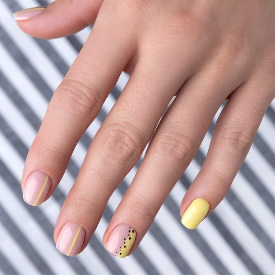 Manichiură minimalistă de primăvară-vară, cu spații negative, dungi și puncte minuscule 