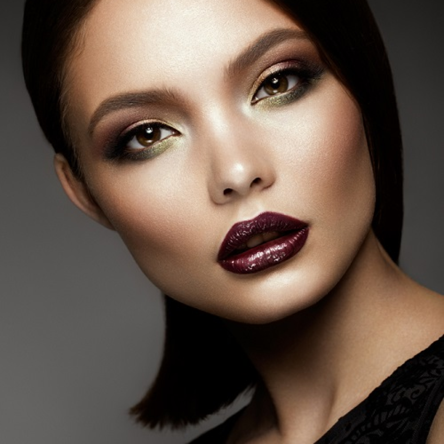 Sidefurile toamnei la ochi si buze burgundy cu glitter 