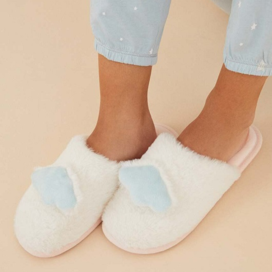 Papuci de casă COZY CLOUDS din colecția women'secret confecționați din material textil,  cu vârf rotund și un detaliu bleu ciel 