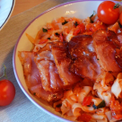 Tagliatelle cu sos de rosii si bacon